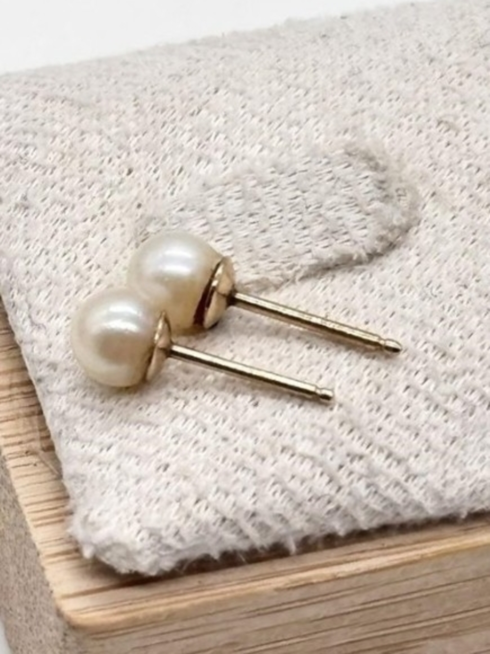 14kt Gold Classic Pearl Stud Earrings in Cream